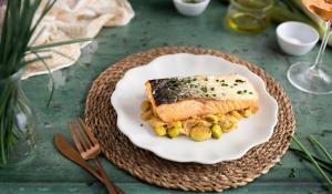 Salmó sobre porros cremosos